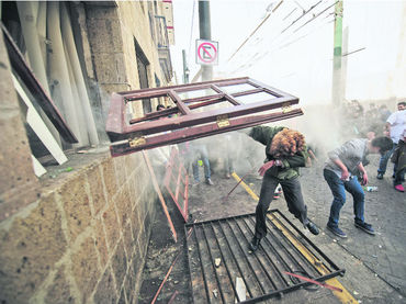 Vándalos en el Palacio Legislativo jalisciense.