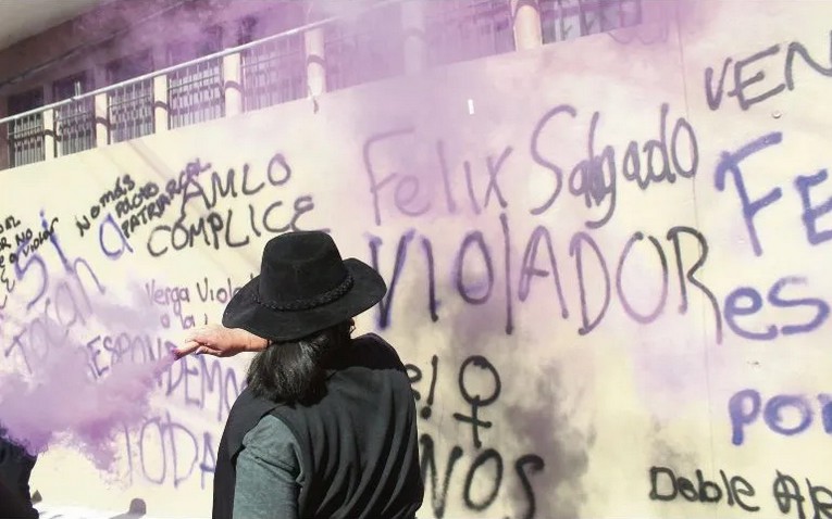 Mujeres piden a López Obrador 'romper el pacto' con Félix Salgado Macedonio tras acusaciones de violación.