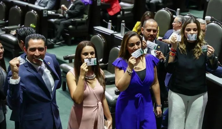 Diputados del PAN subieron a tribuna con las réplicas de los billetes del sorteo del próximo 15 de septiembre en sus bocas para después romperlos.