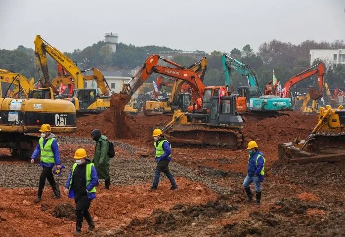 Un ejército de trabajadores y maquinaria se observan en el sitio de construcción en Wuhan.