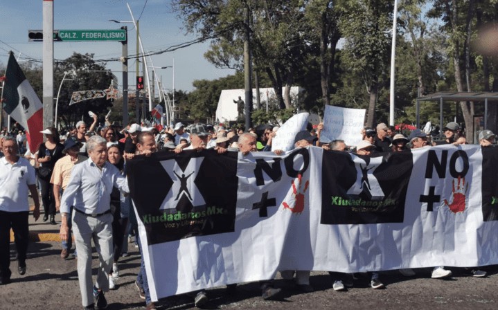 El contingente se dio cita en el Parque de la Revolución, para avanzar por Avenida Federalismo, Hidalgo y Colón hasta Plaza Universidad donde se desarrolló un mitin.