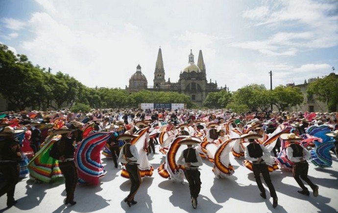 882 bailarines zapateando.